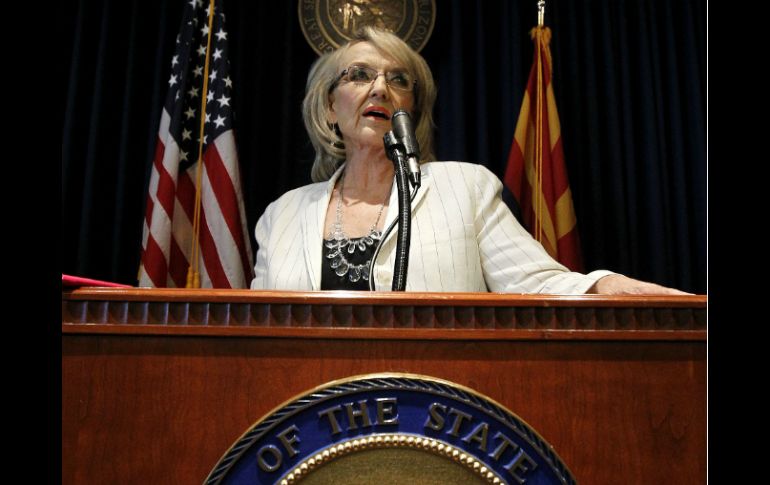 La gobernadora Jan Brewer emitió una orden para preparar a los agentes sobre cómo deben aplicar la ley. ARCHIVO  /