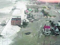 La entrada a Atlantic City sufre el impacto del huracán “Sandy”, donde se aprecia el ingreso de las olas del mar al área urbanizada. AP  /