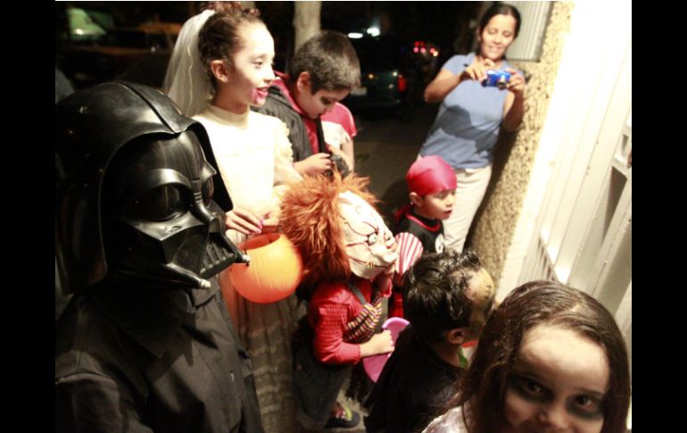 Un ejemplo del uso correcto sería ''Durante Halloween los niños van de casa en casa pidiendo dulces''. ARCHIVO  /