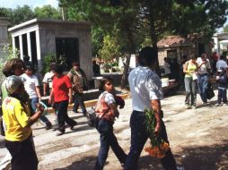 Personal del DIF colocará etiquetas a los menores que acudan con sus padres, por encaso de perderse sean encontrados más fácil. ARCHIVO  /