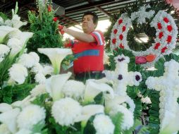 La Profeco principalmente vigilará a proveedores de flores, velas, disfraces dulces y pan. ARCHIVO  /