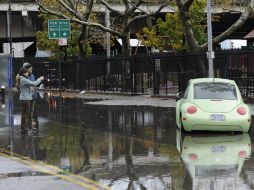 Un coche rodeado por el agua tras el paso del ciclón tropical ''Sandy'' por la ciudad de Nueva York. EFE  /