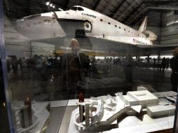 Un visitante contempla la maqueta de lo que será el centro de exposición de la nave. EFE  /