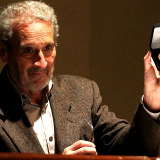 Recibe Vicente Rojo la Medalla ''José Guadalupe Posada''