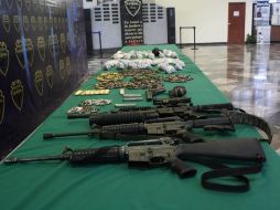 La droga y las armas fueron encontradas en un compartimiento secreto de una de las camionetas. ESPECIAL  /