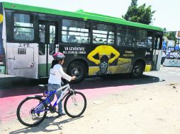 Comparten las calles. Ciclistas y automotores conviven a diario en las principales vías de la metrópoli.  /
