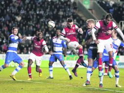 De película. Laurent Koscielny (centro) remata de cabeza para marcar el 4-3. REUTERS  /