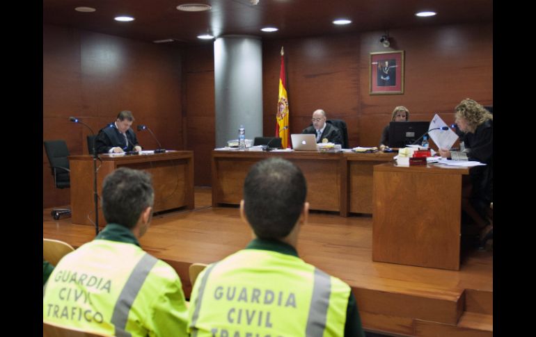 Jesús Gallego Rol (i), abogado del exfutbolista alemán Michael Ballack, durante el juicio. EFE  /