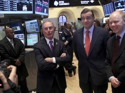 Michael Bloomberg, alcalde de NY, habla con los empleados de Wall Street antes de la apertura. AP  /