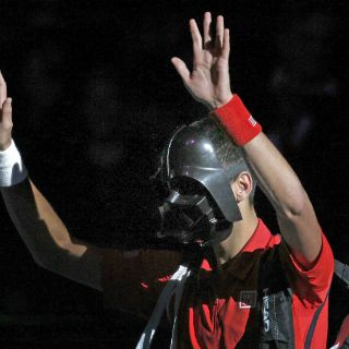 Djokovic salta a la pista como Darth Vader