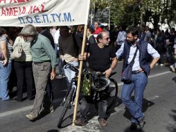 Periodistas griegos participan en una manifestación en Atenas  contra los recortes en la seguridad social. EFE  /