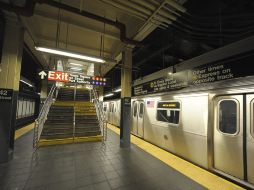 Estación de metro vacía en Nueva York, esl servicio se reestablecerá gradualmente. EFE  /