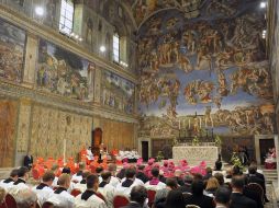 Benedicto XVI presidiendo la celebración de la priemera víspera de solemnidad para el Día de Todos los Santos. EFE  /