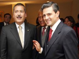 Manlio Fabio Beltrones (i) comenta que lo comentarios de Peña Nieto hacia la iniciativa preferente han sido favorables. ARCHIVO  /