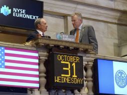 El alcalde de Nueva York, Michael Bloomberg (izq), hizo hacer sonar la campana para abrir la sesión de la Bolsa de NY. EFE  /