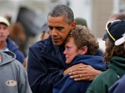 Obama abraza a una mujer afectada por la tormenta en Brigantine, Nueva Jersey. REUTERS  /