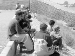 Las autoridades detuvieron al resto de los inmigrantes que viajaban en el transporte, entre ellos el conductor del automóvil. ARCHIVO  /