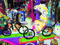 COTIDIANIDAD. Pareja de calacas en bicicleta  /
