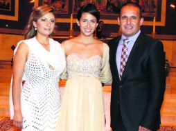 LA FESTEJADA. Naomi con sus papás, Sara Ortiz y Carlos Moreno.  /