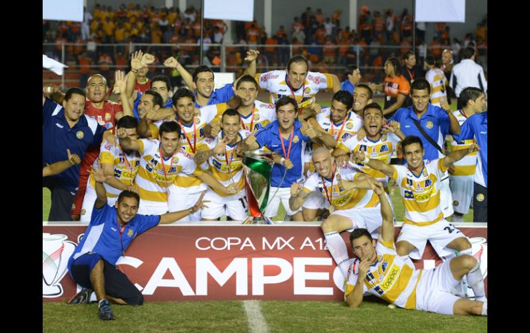 El equipo de Sinaloa festeja su triunfo en la final de la Copa MX ante Correcaminos.MEXSPORT  /