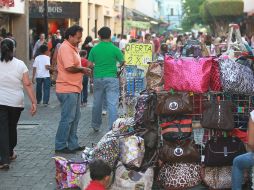 El Centro Histórico de Guadalajara se encuentra lleno de vendedores ambulantes en gran parte de sus plazas y andadores. ARCHIVO  /