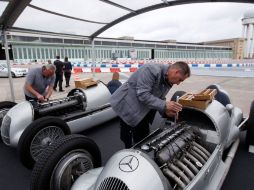 Dos Mercedes antiguos reciben atención en un evento evocativo. REUTERS  /