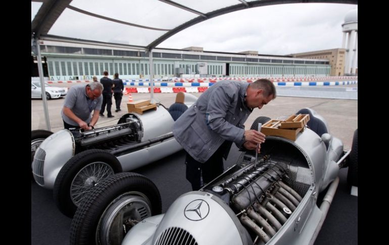 Dos Mercedes antiguos reciben atención en un evento evocativo. REUTERS  /