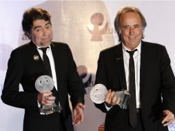 Joan Manuel Serrat (I), y Joaquin Sabina (D) posan durante la ceremonia Lunas del Auditorio Nacional. AP  /