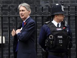 El ministro británico de Defensa, Philip Hammond, (i), llega al número 10 de Downing street, en Londres. EFE  /