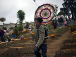 Miles de guatemaltecos abarrotan los cementerios para adornar las tumbas de sus muertos. XINHUA  /