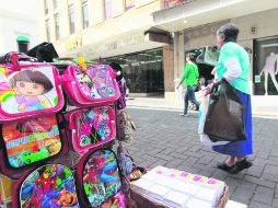 Zona peatonal. Un puesto de bolsas, en uno de los corredores designados para los peatones del primer cuadro.  /