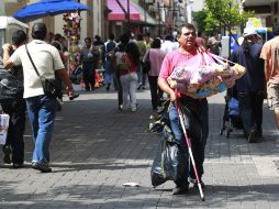 Los comerciantes ambulantes siguen instalando sus puestos en calles y andandores del Centro Histórico.  /