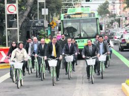 El jefe de Gobierno del Distrito Federal, Marcelo Ebrard (centro), inauguró el Corredor Cero Emisiones Bus-Bici Eje 7-7A Sur. NTX  /