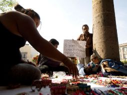 Comerciantes y artesanos ambulantes se manifiestan frente al Palacio Municipal de Guadalajara.  /