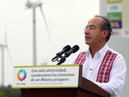 Felipe Calderón firmó este viernes el reglamento de la Ley de Asociaciones Público-Privadas. ARCHIVO  /