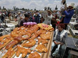 Ciudadanos bolivianos rinden ofrenda a sus muertos. EFE  /