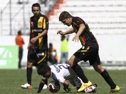 Acción del partido disputado este viernes a las 12:00 horas en el Estadio Jalisco. MEXSPORT  /