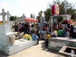 El Panteón municipal de San Pedro Tlaquepaque recibe cada año durante el Día de Muertos a casi 40 mil personas.  /