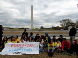 Una treintena de jóvenes ''soñadores'' culminan en el histórico National Mall de Washington su caminata. EFE  /