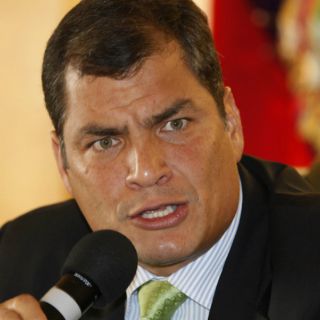 Lasso desafía a Correa a debate público