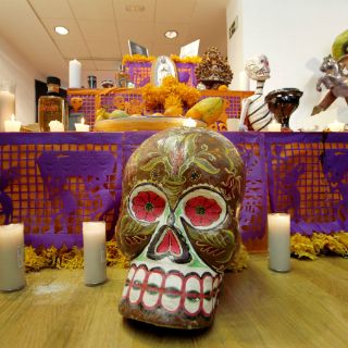 Dedican altares en Guatemala a Carlos Fuentes