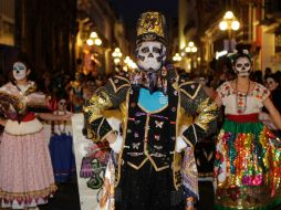 Miles visitan a sus difuntos en el Día de Muertos.  /