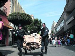 La Policía sólo realizó tareas de apoyo. El Ayuntamiento ofrece 405 puestos para los vendedores ambulantes, fuera del Centro Histórico.  /