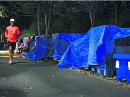 Un atleta entrena el jueves por la noche para el maratón de Nueva York junto al equipo que se iba a utilizar en la carrera. AFP  /