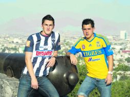 Rivales. Hiram Mier, de Rayados, e Israel Jiménez, de Tigres, posan previo al choque que paraliza a la ciudad de Monterrey.  /