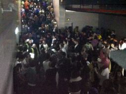 En la imagen, agolpamiento en el pasillo del estadio en el que se dio el incidente. ARCHIVO  /