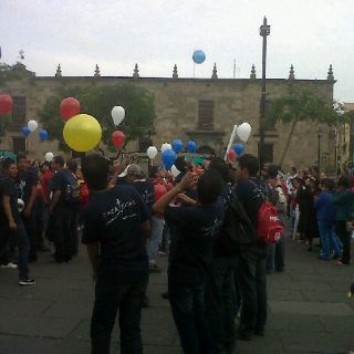 Marchan cientos de jóvenes por la paz