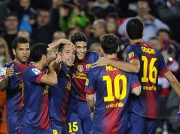 Algunos de los jugadores del Barcelona festejan la anotación de Jordi Alba (c). AP  /