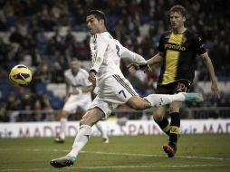 Cristiano Ronaldo se perfila para conectar el balón en el partido ante el Zaragoza en el Bernabéu. EFE  /