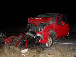 El automóvil y la camioneta involucrados en el accidente quedaron destruidos. ESPECIAL  /